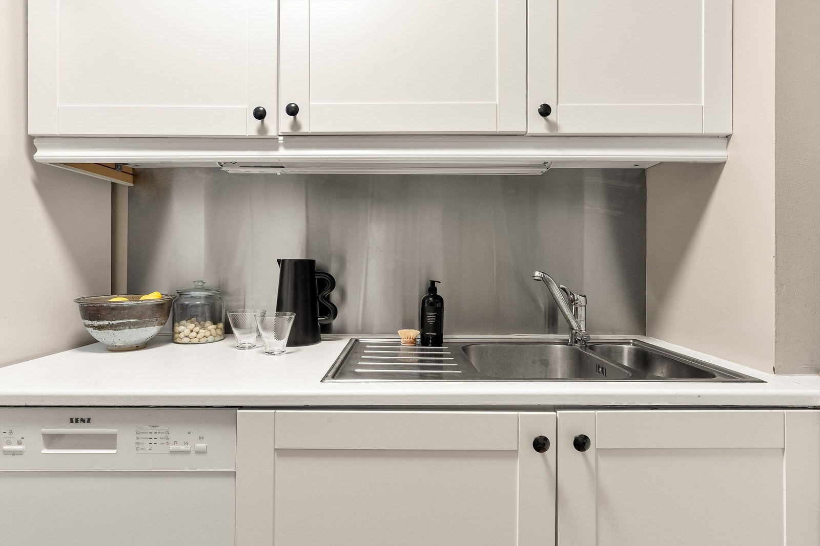 Plate i børstet stål over benkeplate. Galleribilde