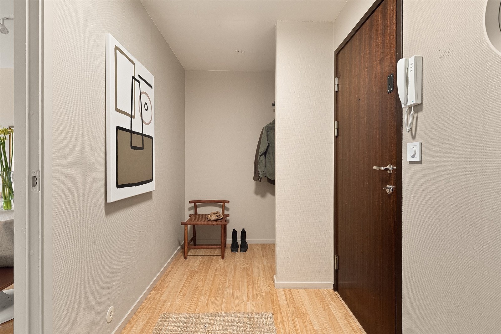 God plass til oppheng av yttertøy og sko. Calling til ytterdør. Galleribilde