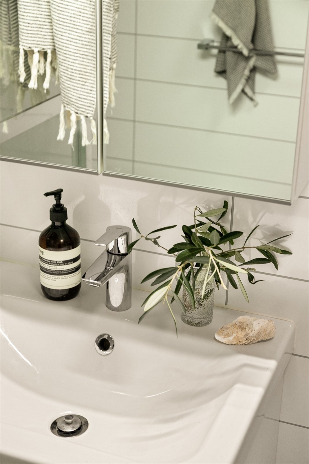 Rommet er innredet med servant med underskap og speilskap med belysning. Galleribilde