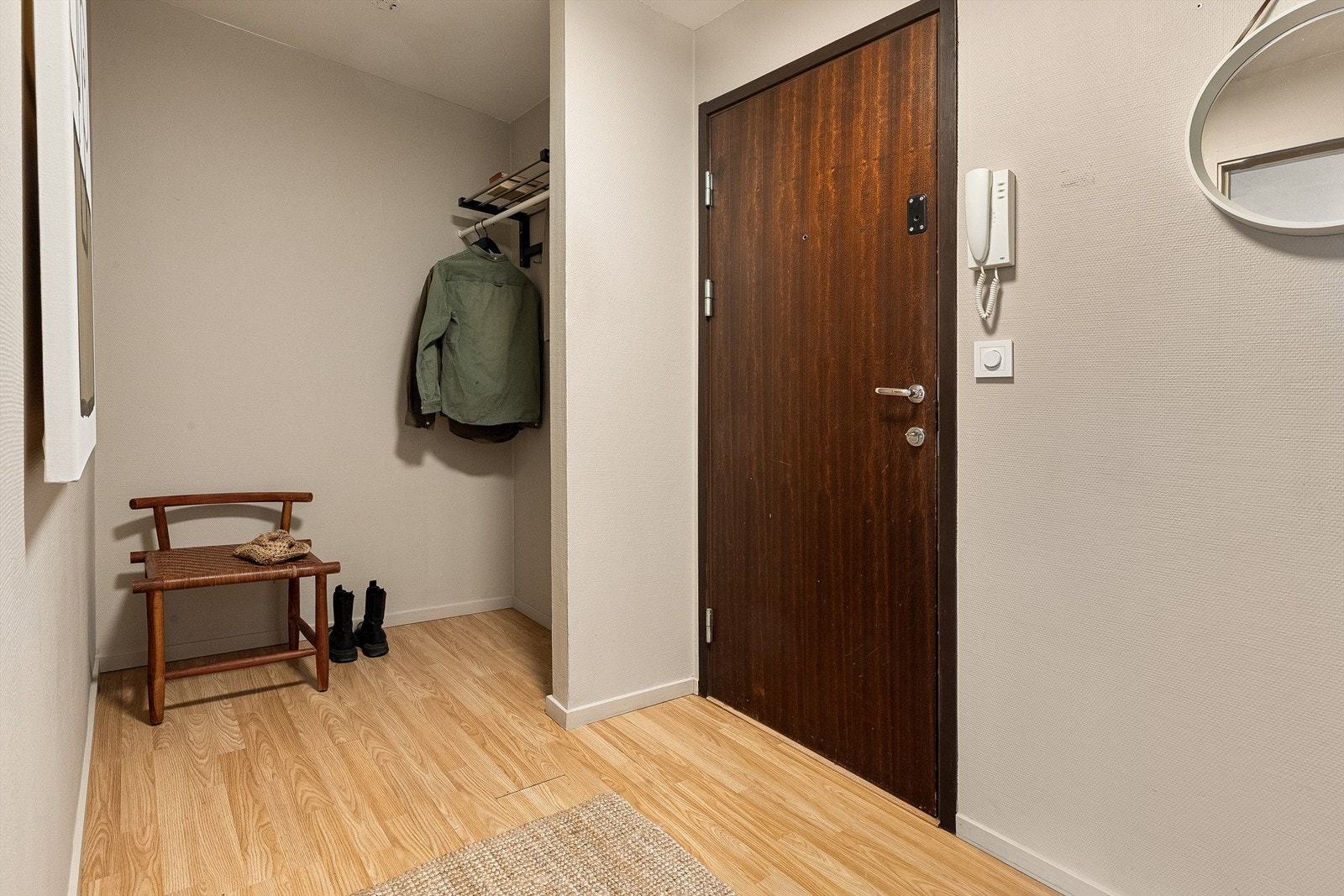 Et tidligere kott er fjernet for å skape et større og mer åpent inngangsparti. Deler av entré er derfor ikke godkjent til varig opphold. Galleribilde