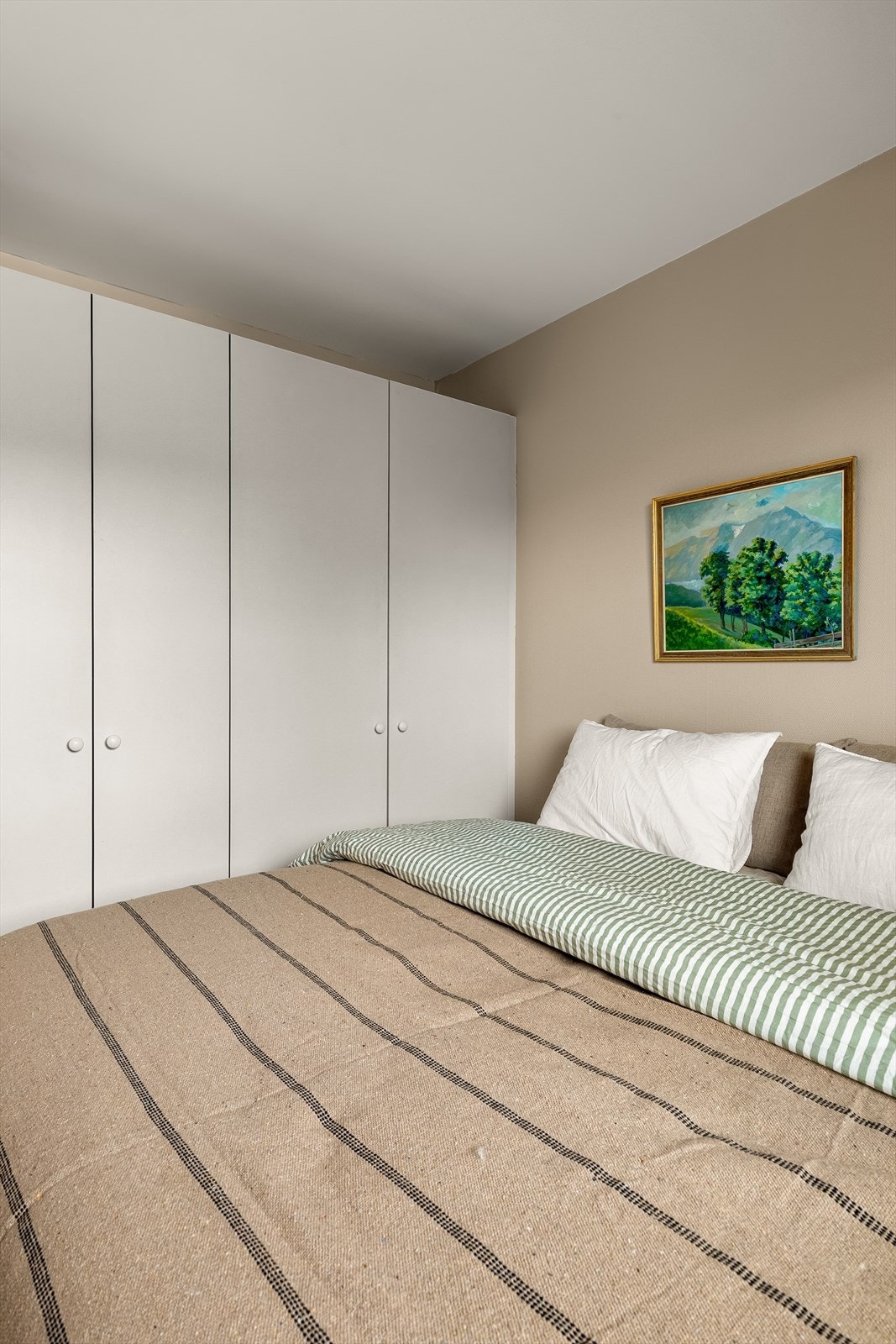 God oppbevaringsplass i et romslig garderobeskap. Galleribilde