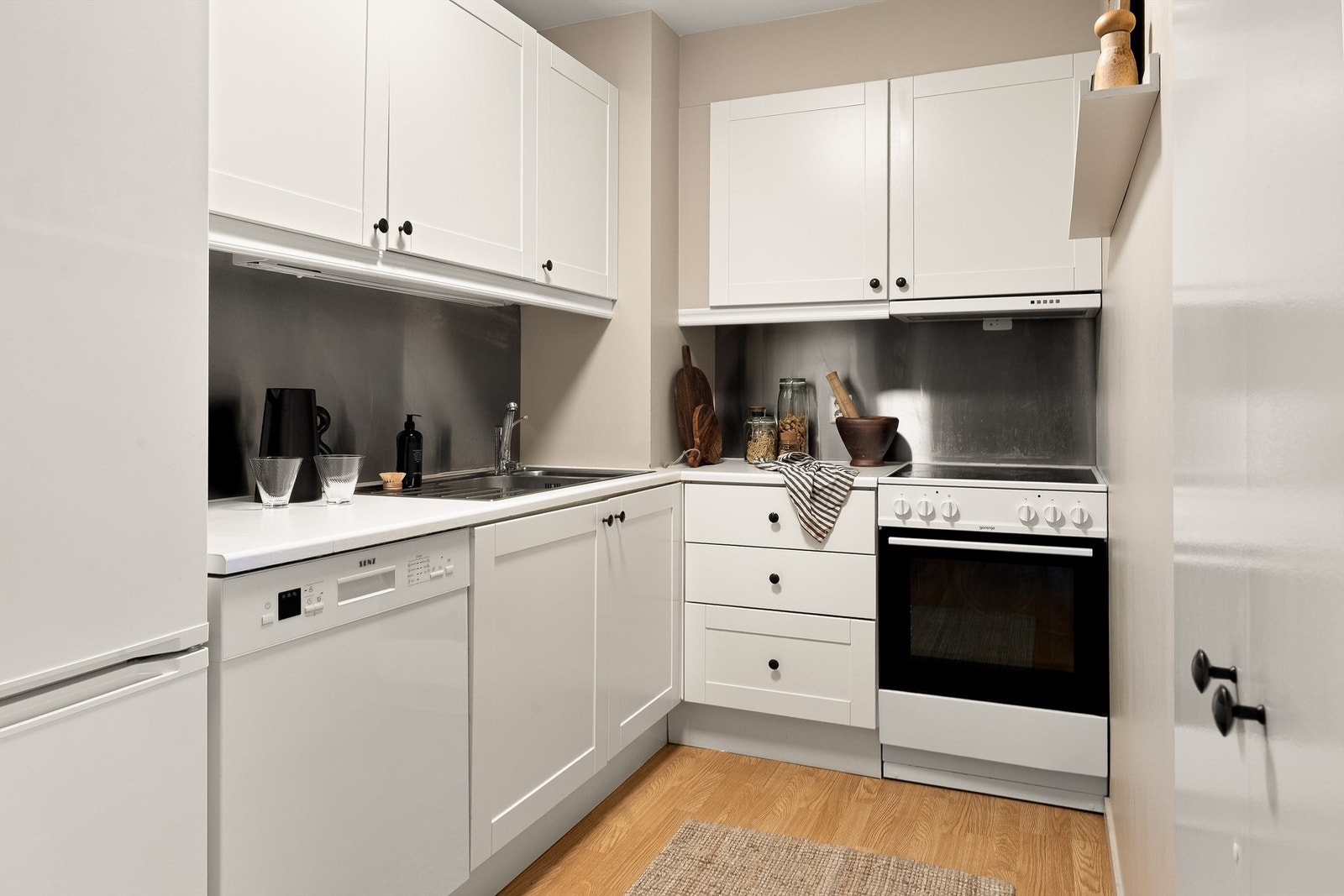 Komfyr og oppvaskmaskin medfølger. Det er installert komfyrvakt og Waterguard. Galleribilde