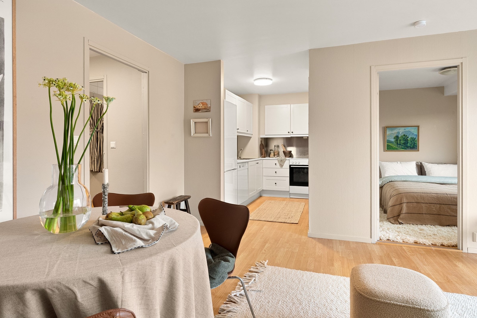 Kjøkkenet er holdt i en praktisk, delvis åpen løsning mot stuen der du får en fin sone for matlagingen. Galleribilde