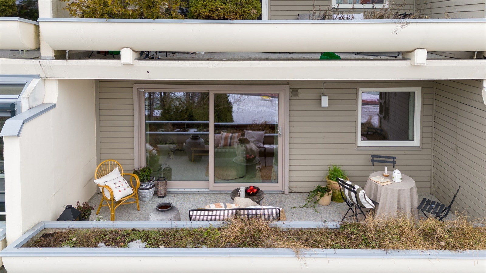 Balkongen har et rekkverk utformet som en blomsterkasse, som gir et frodig preg. Galleribilde