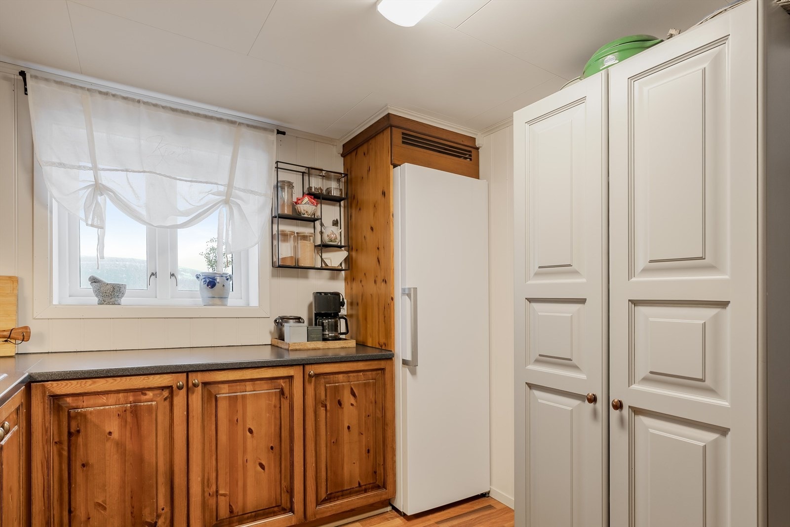 Integrerte hvitevarer medfølger handelen. Galleribilde