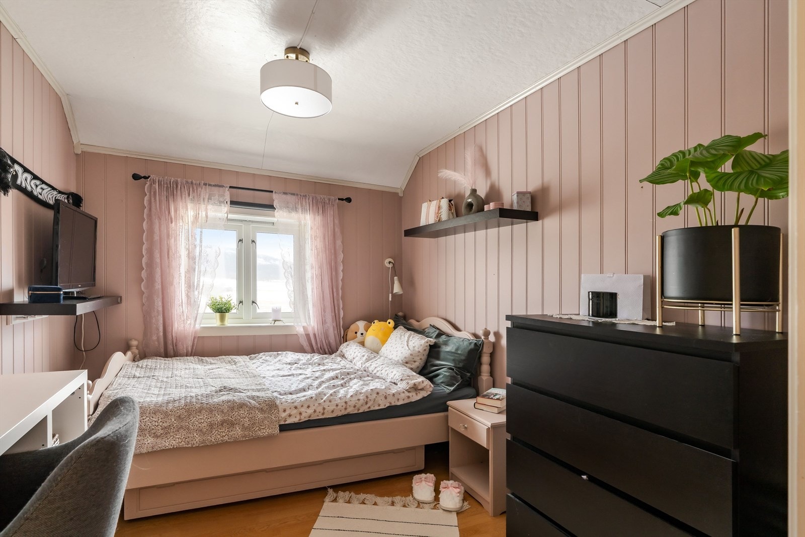 Soverom med god plass til både seng og garderobeløsninger. Galleribilde