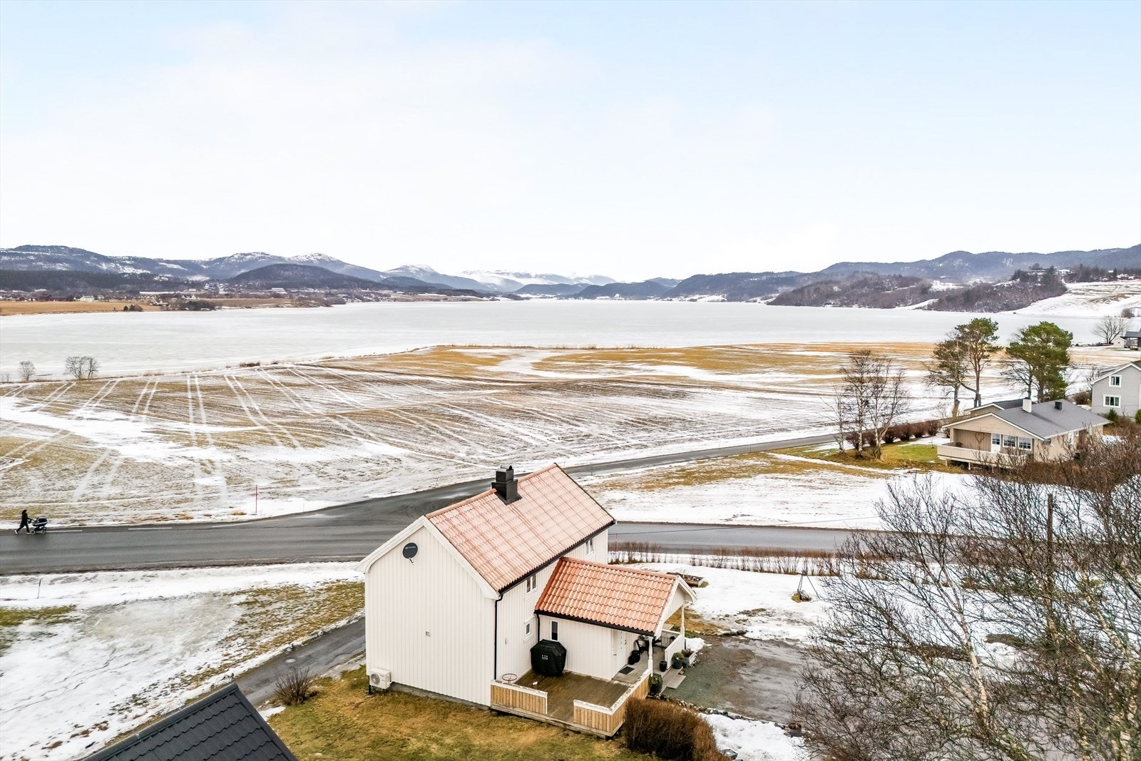 Eiendommen har en landlig og fin beliggenhet med flott utsikt mot Botn. Galleribilde