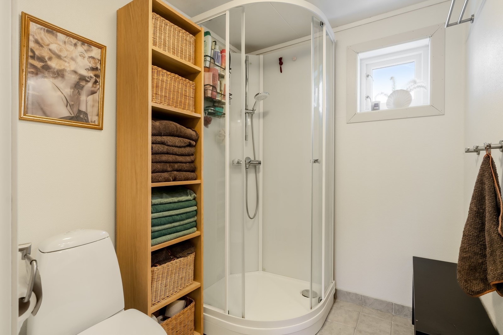 Bad med dusjkabinett og toalett. Galleribilde