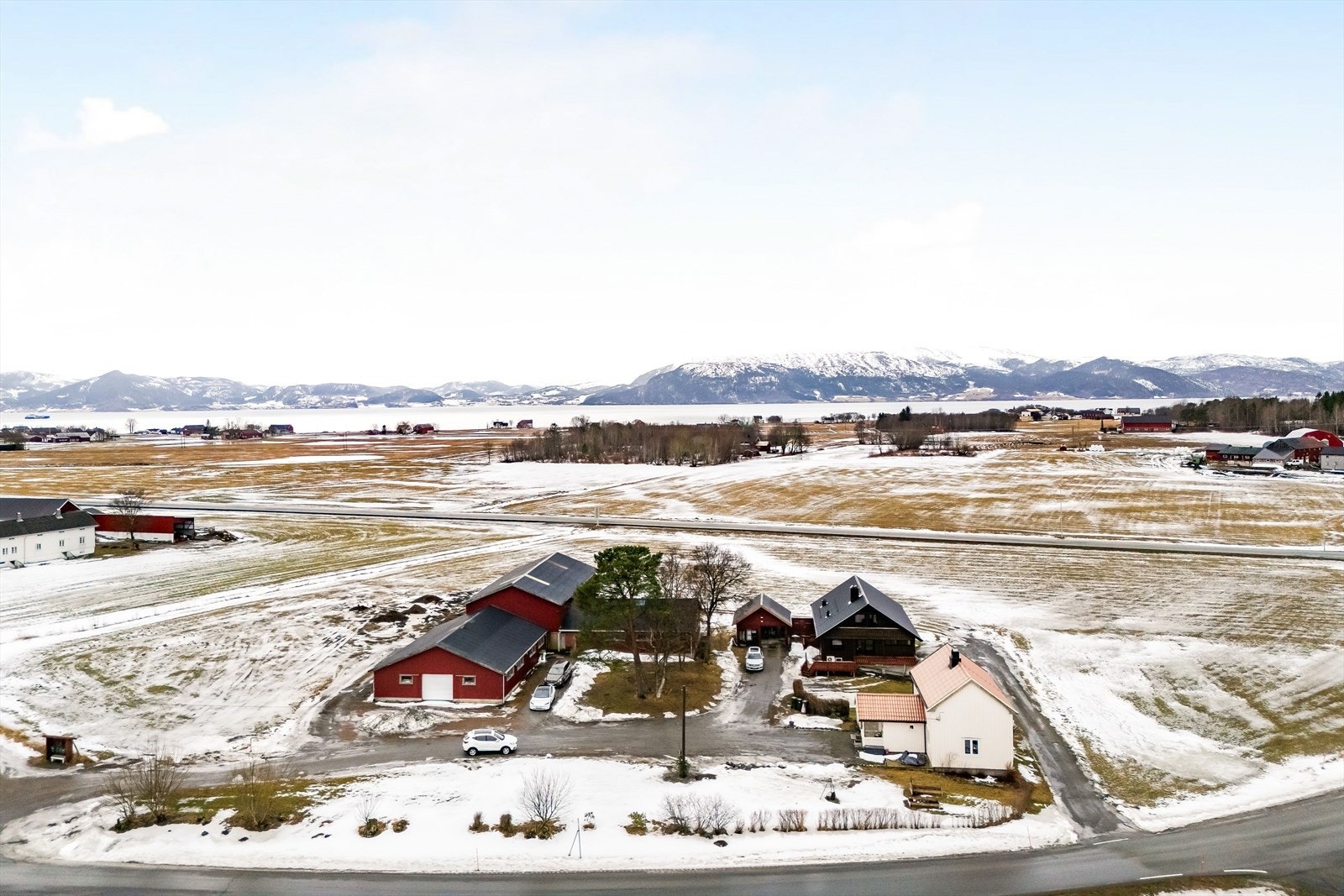 Nærområdet kan by på fine turområder, småbåthavn m.m. Galleribilde