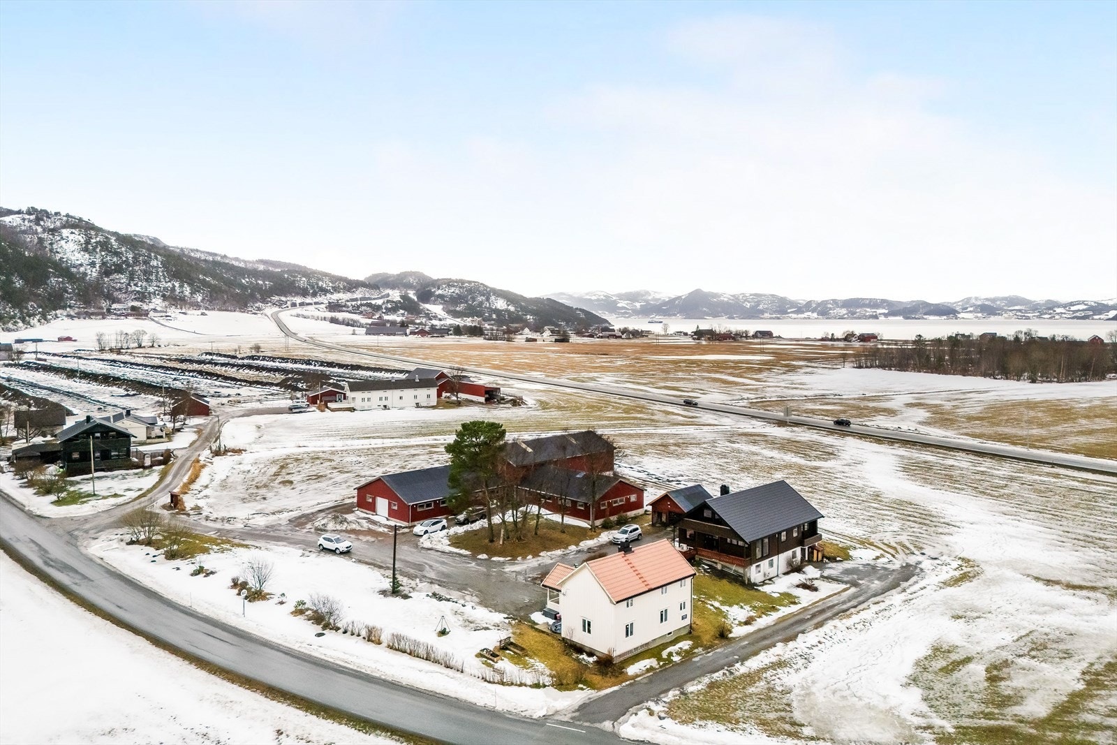 Fra eiendommen er det kort vei til bussholdeplass som tar deg til Trondheim samt Rissa sentrum. Galleribilde