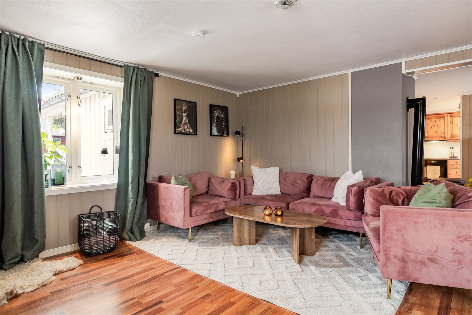 3-lags vinduer på boligen ble byttet i 2007/08 og ytterdør ble ny i 2011. Galleribilde