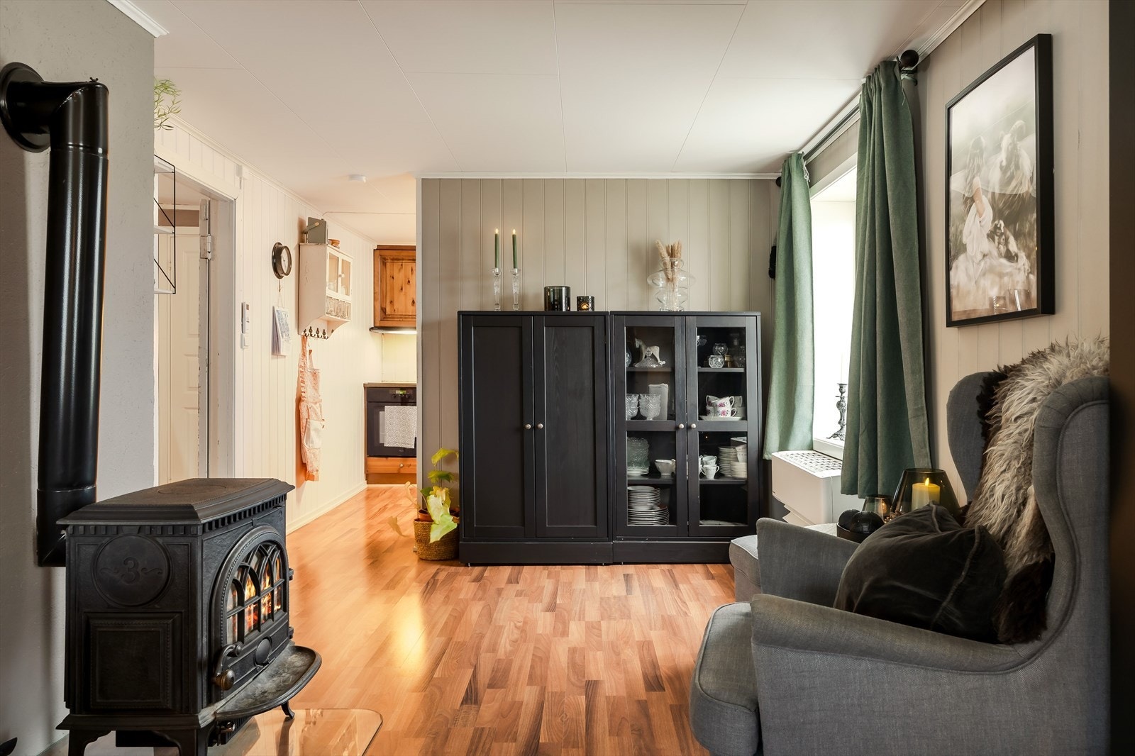 Oppvarming er via vedovn og varmepumpe (ny 2025). Galleribilde