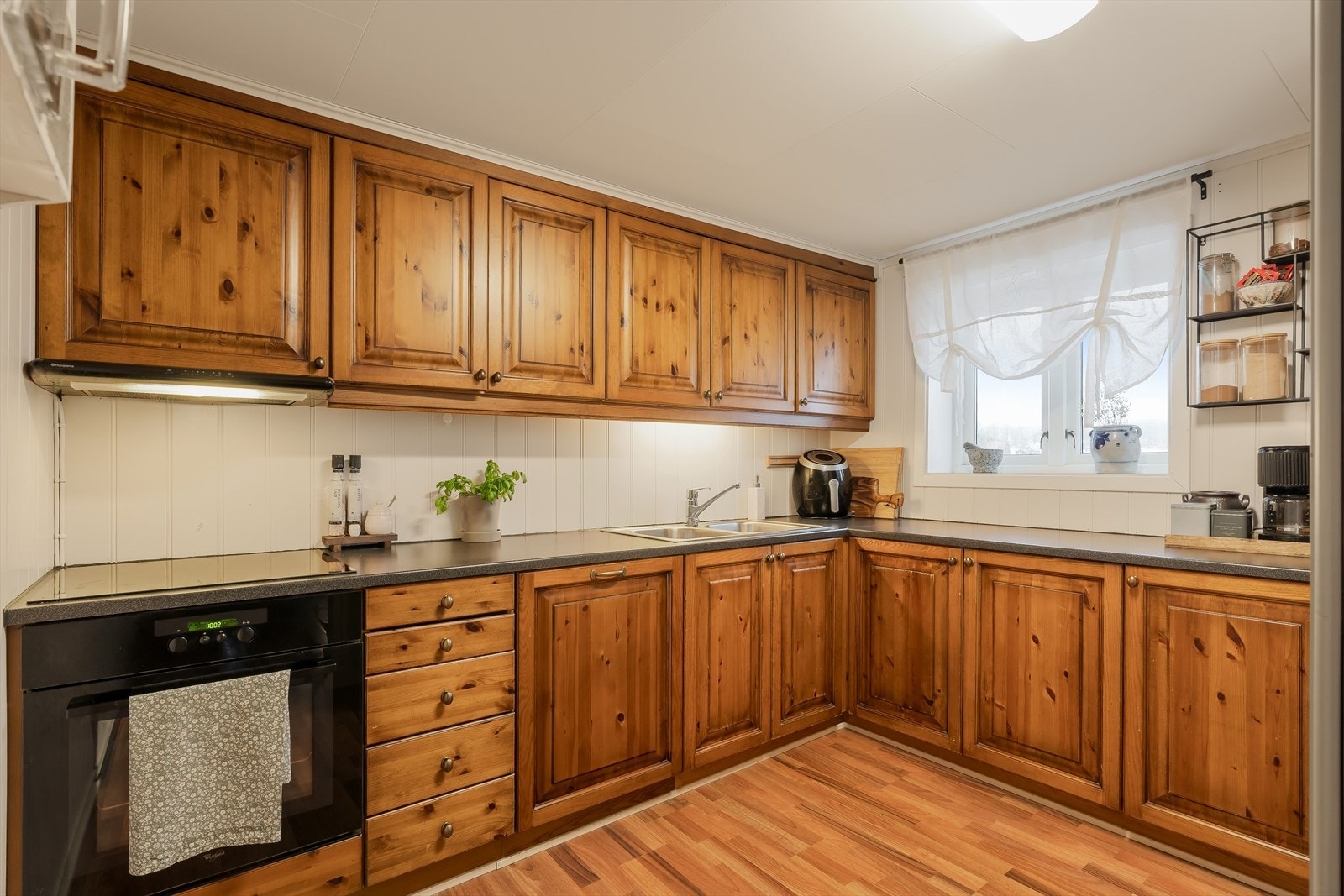 Solid trekjøkken med gode arbeidsflater og lagringsplass i over- og underskap. Galleribilde