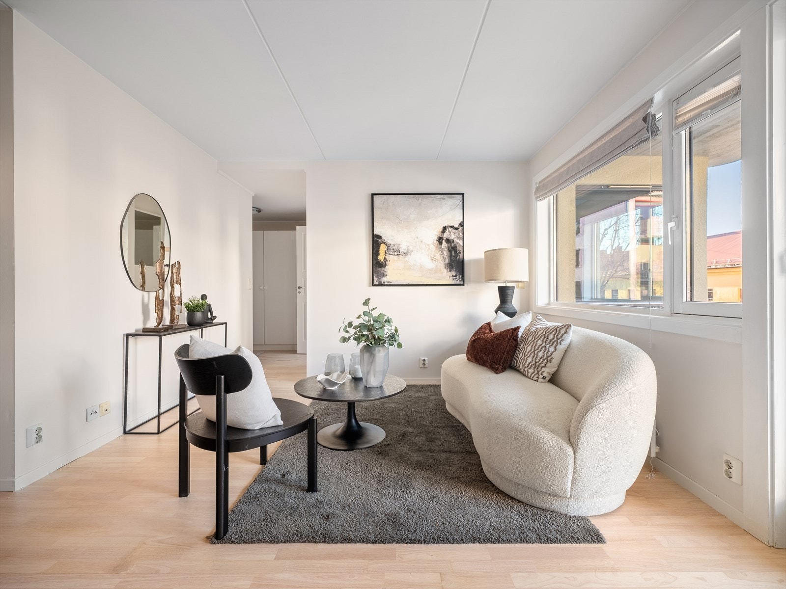 God plass til sofaseksjon med tilhørende møblement, TV-benk og spisebord. Galleribilde