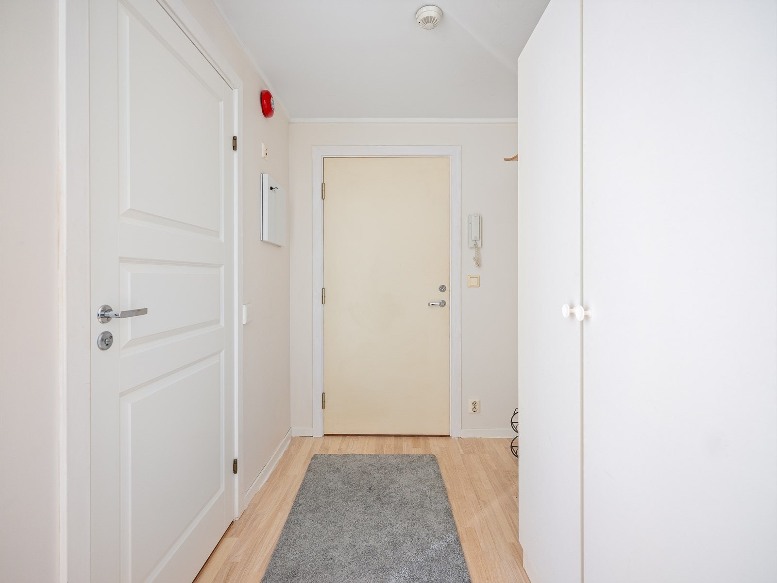 Velkommen inn! Lys og romslig entré med god plass til sko og yttertøy. Galleribilde