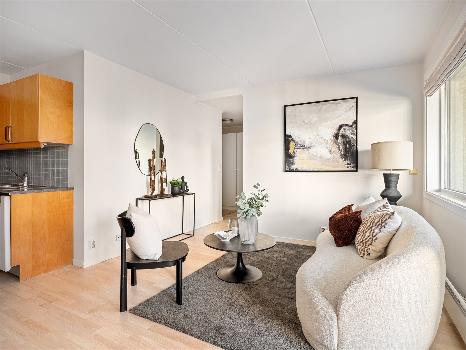 Overflatene er malt i et lyst fargevalg og gulvet er belagt med parkett. Galleribilde