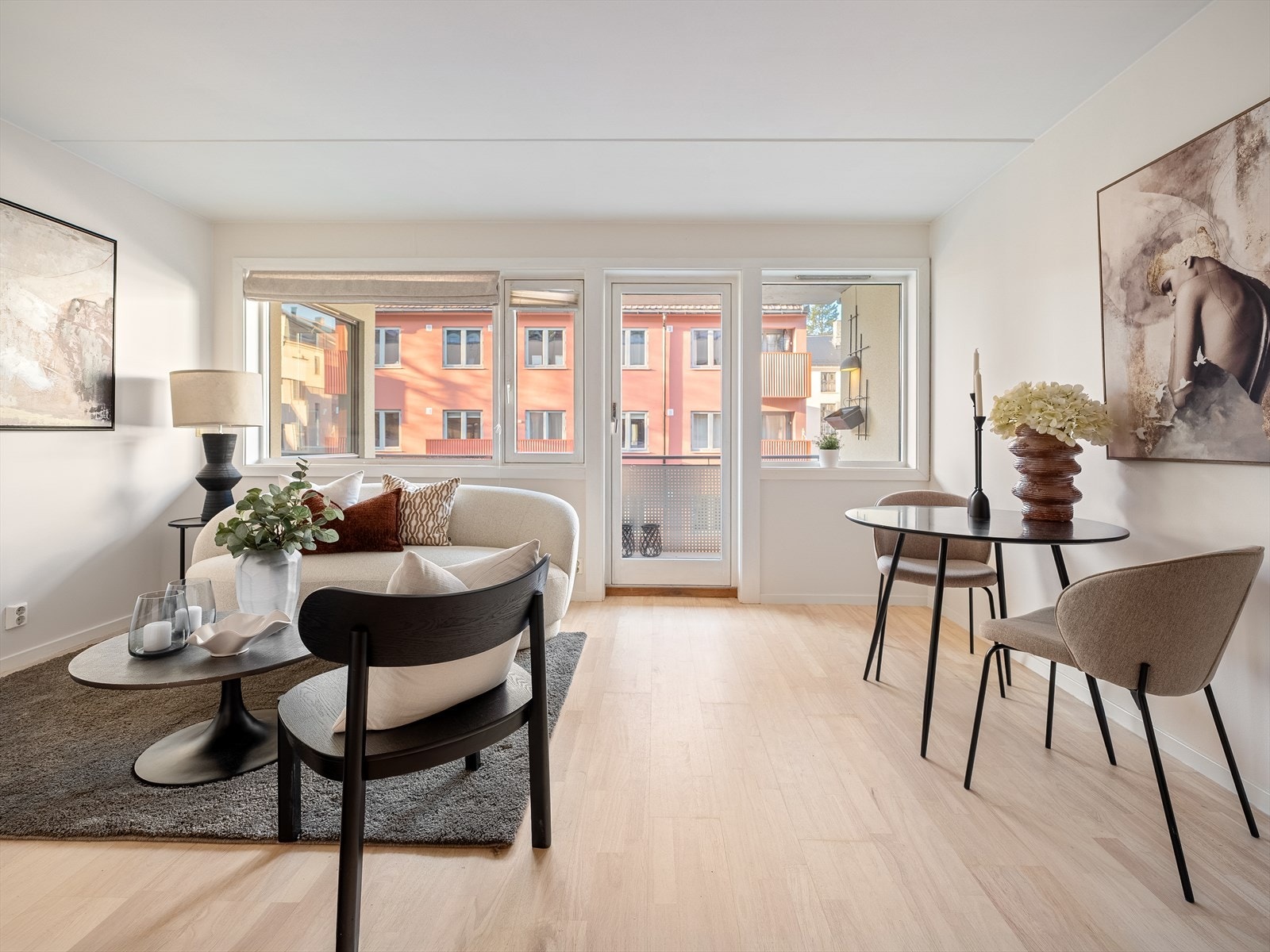 Lys og romslig stue med store vindusflater som gir rikelig med lys og luft. Galleribilde