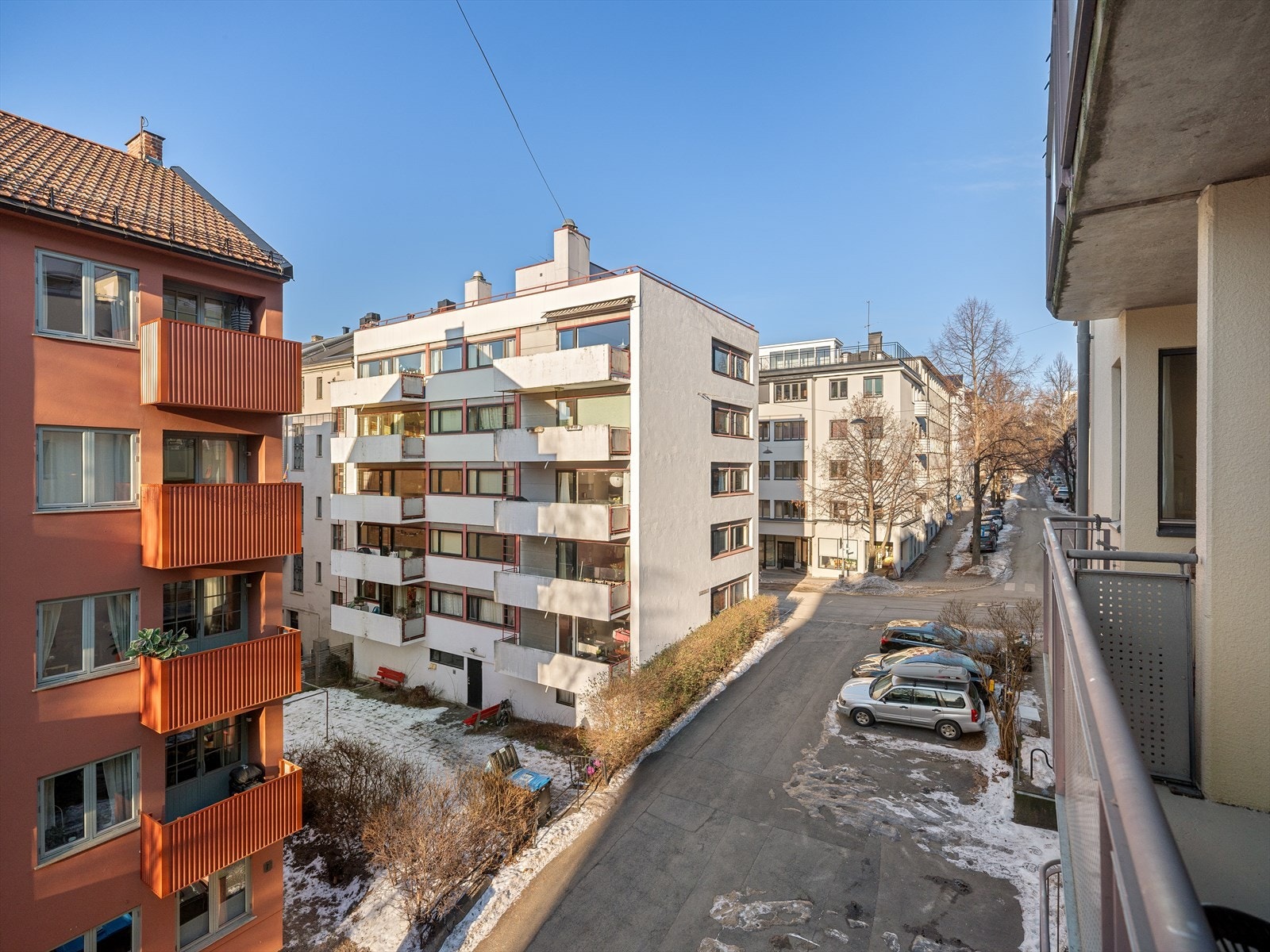 Dette er en perfekt beliggenhet for deg som ønsker å bo sentralt og samtidig vil ha kort vei til flotte grøntarealer. Her vil du trives og bo godt! Galleribilde