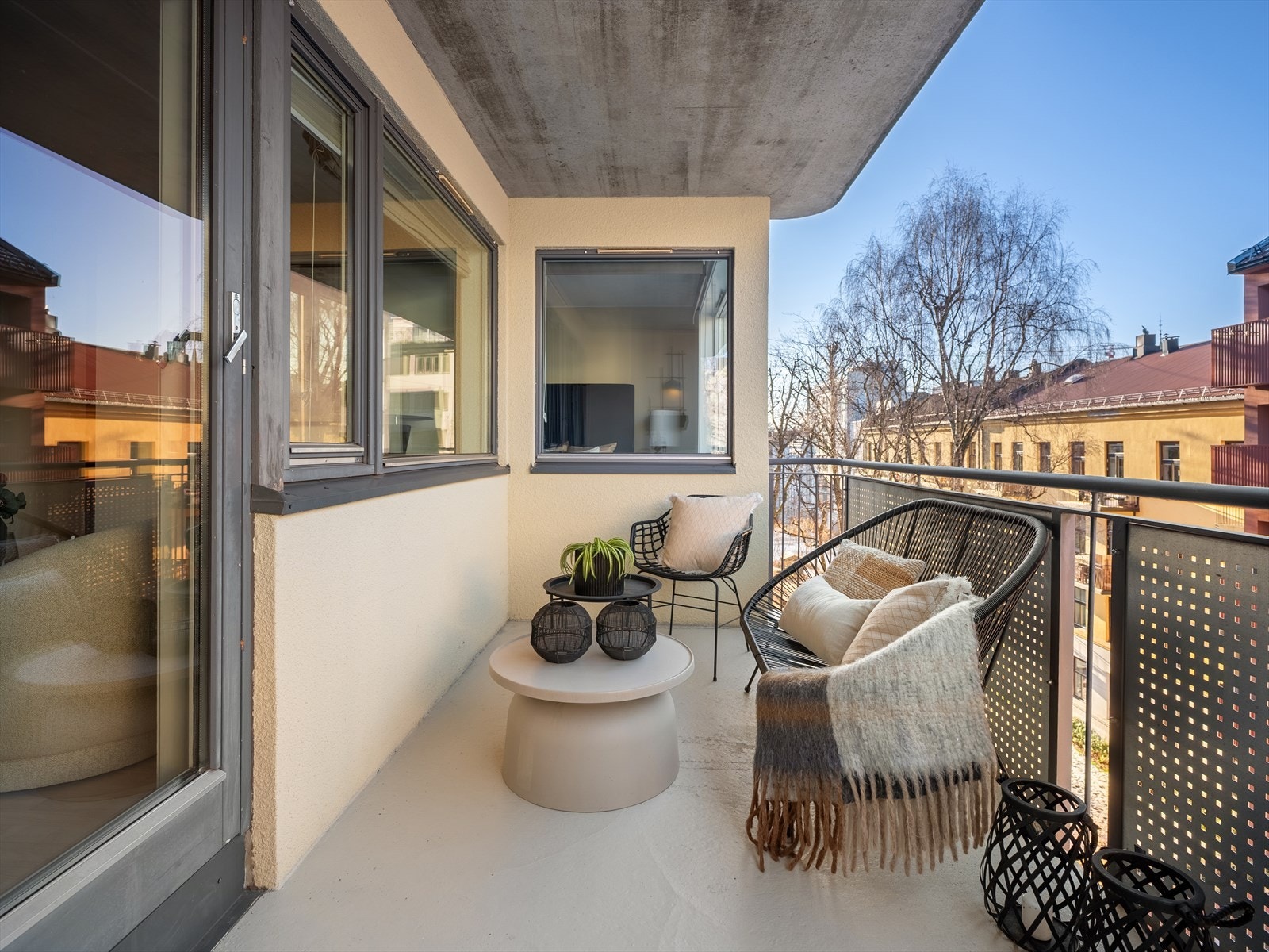 Fra stuen er det utgang til en herlig balkong med på 9 kvm med god plass til diverse utemøblement, planter og grill. Galleribilde