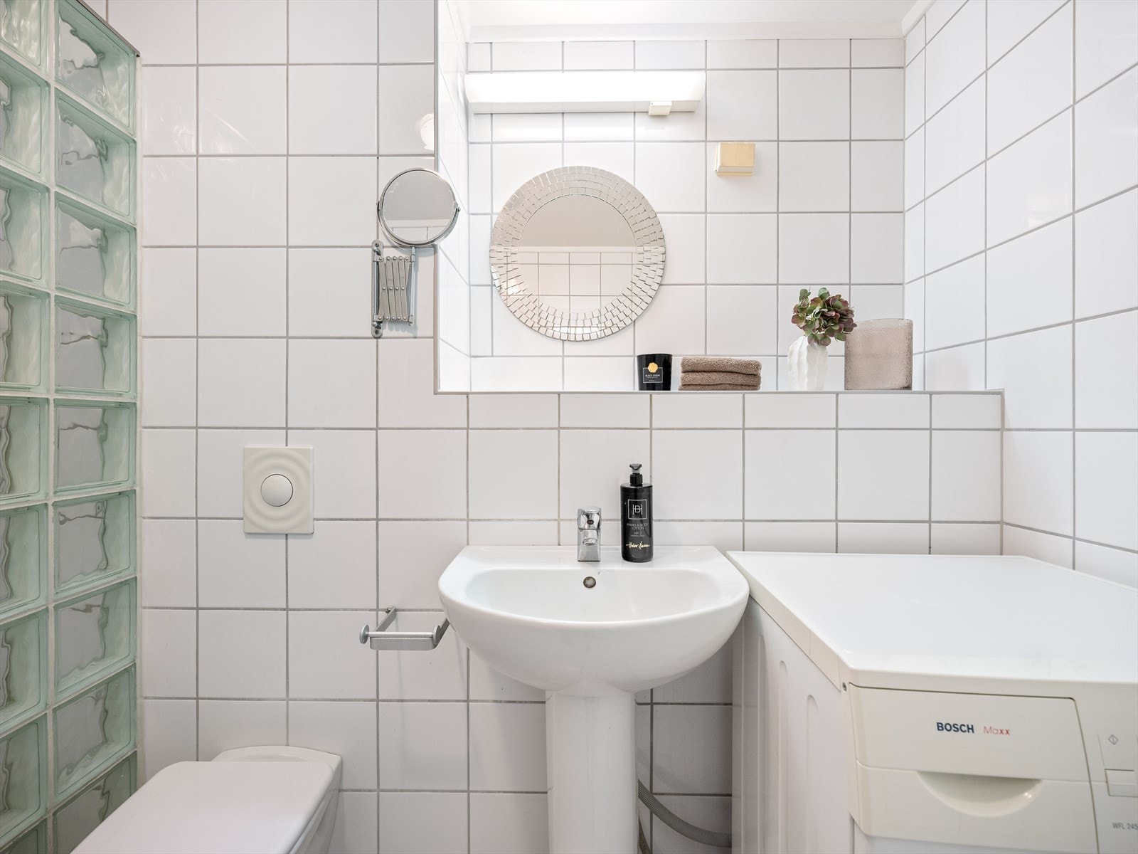 Videre er det opplegg for vaskemaskin, så her har du alt du trenger på baderommet! Vaskemaskinen medfølger kjøpe. Galleribilde