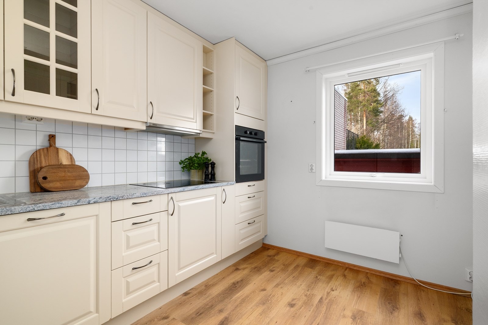 Kjøkkeninnredningen fra ca 2009 med takhøye skap har integrerte hvitevarer som koketopp, komfyr i høyskap og oppvaskmaskin. Kjøleskap kan medfølge Galleribilde