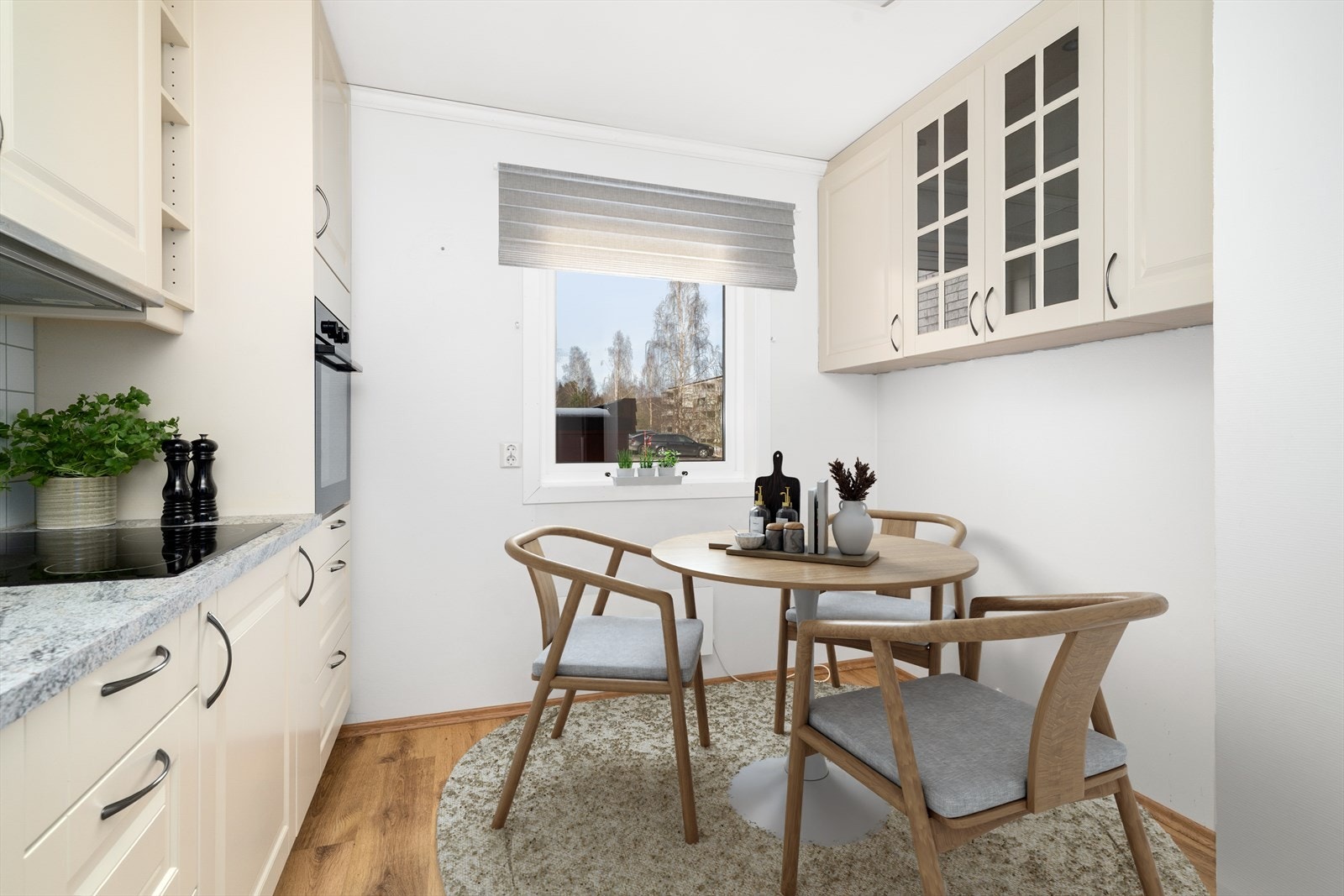 Kjøkkenet har en hyggelig spiseplass ved vinduet, og den takhøye innredningen har godt med oppbevaringsplass. Bildet har digital styling og er en illustrasjon Galleribilde