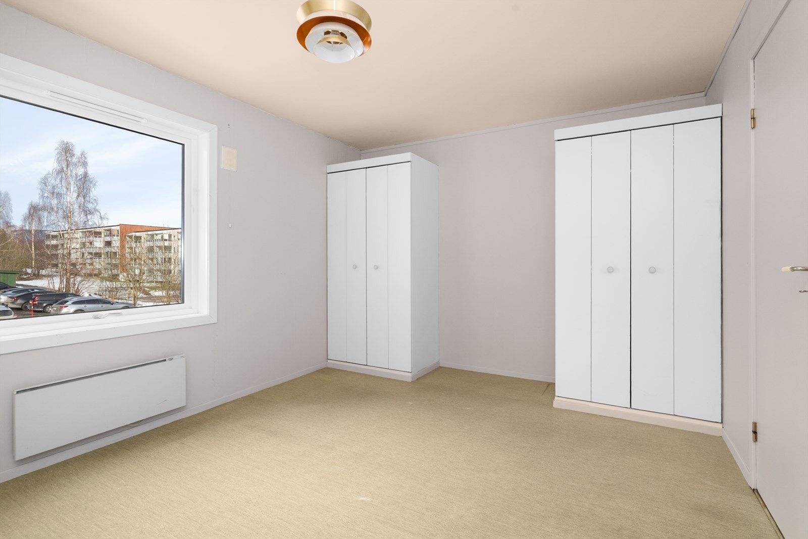Boligen har tre gode soverom i 2.etg, som alle har laminat/belegg på gulv og ellers malte overflater. To av soverommene har garderobeskap for klesoppbevaring. Galleribilde