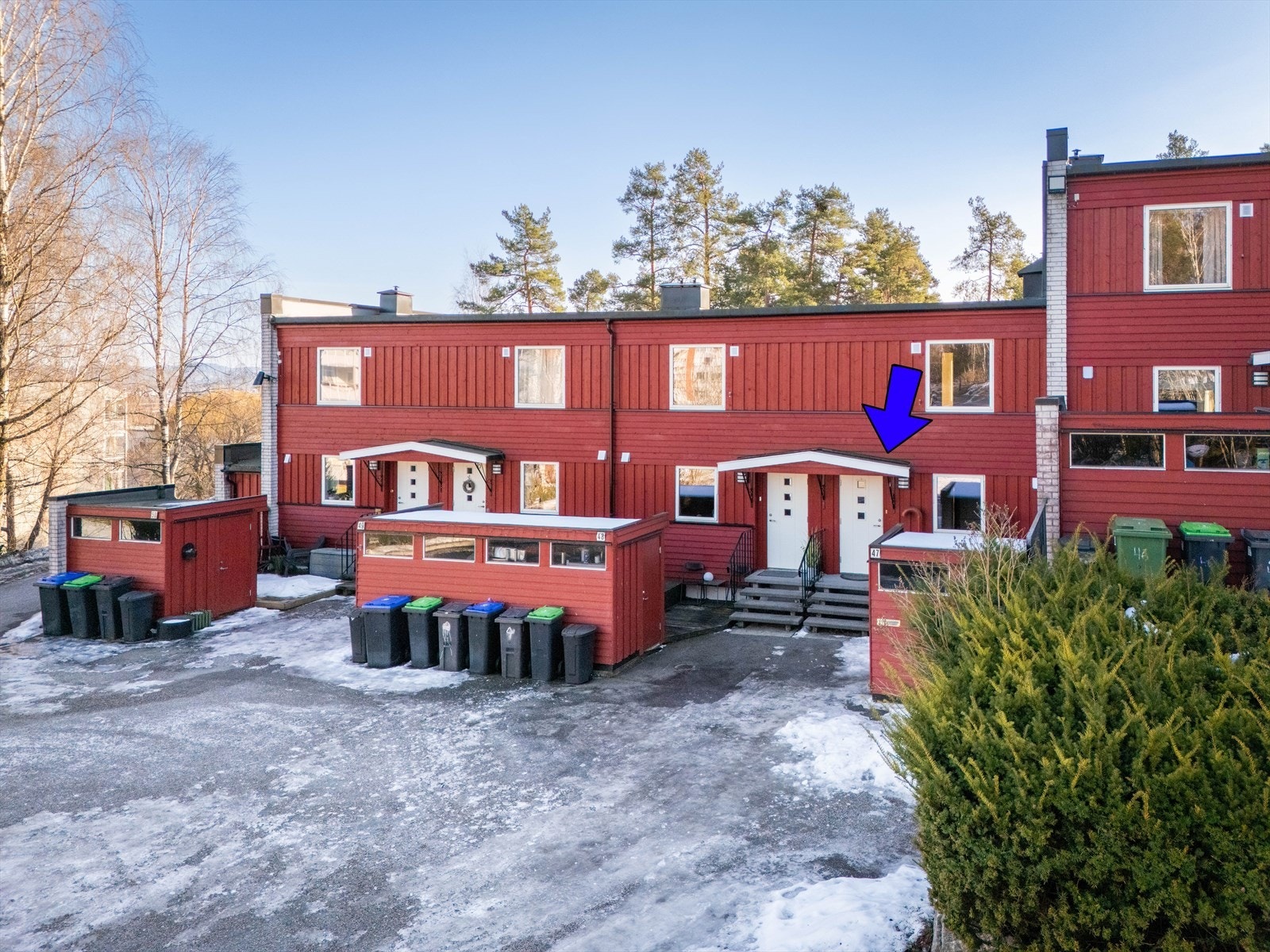 Barnevennlig beliggenhet i enden av blindveg med kort veg til felles parkering Galleribilde