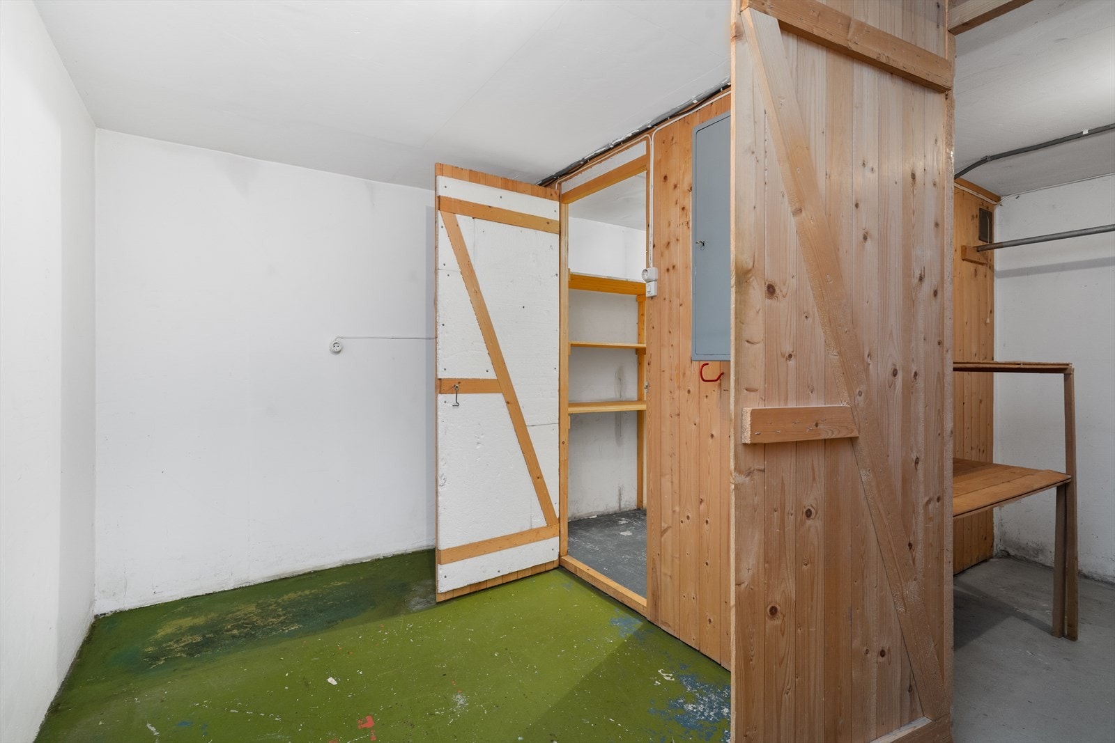 Kjelleren har også godt med bodplass hvor det er to boder tilsammen. Varmtvannsberederen er plassert i bod ved siden av vaskekjeller Galleribilde