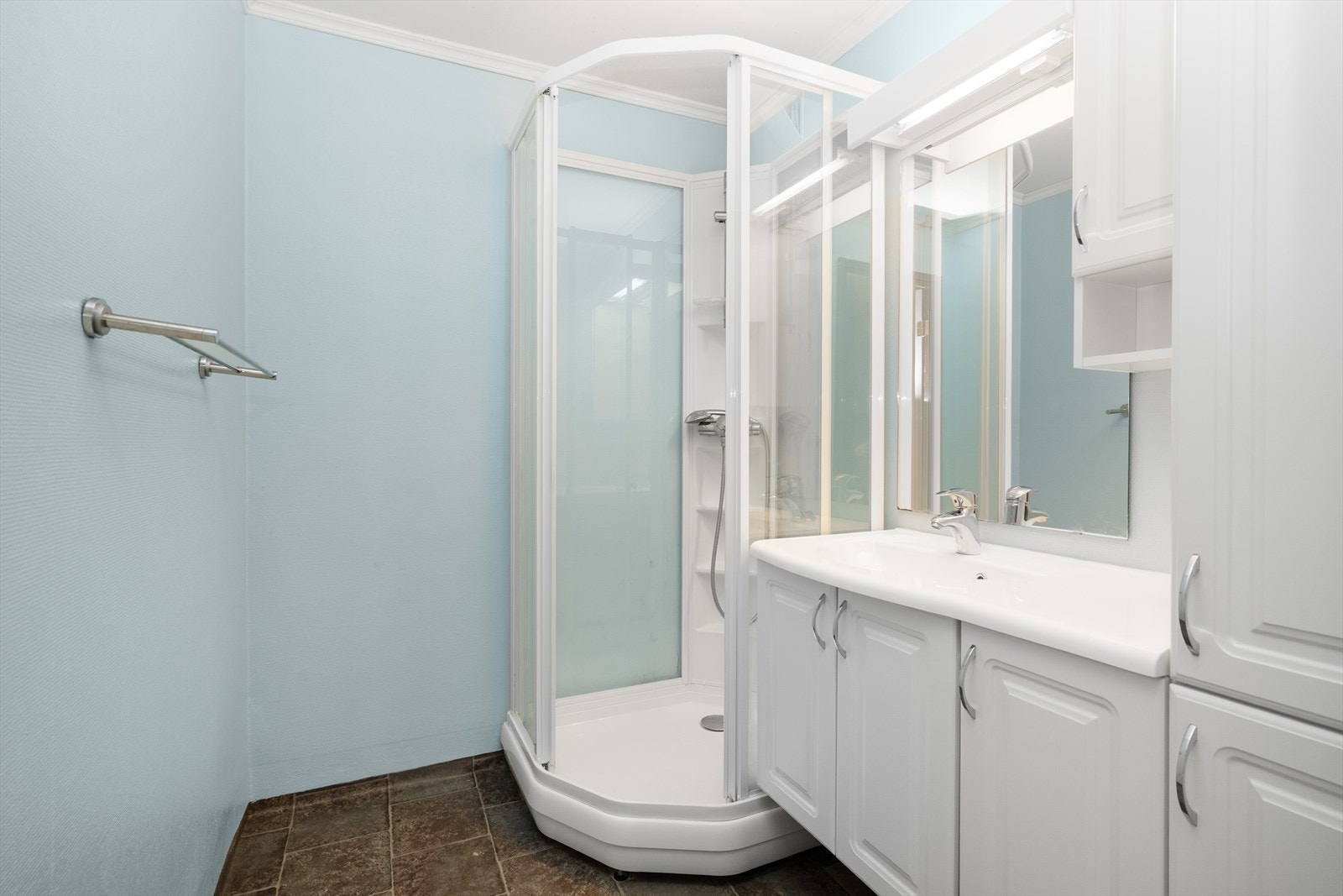 Lyst og pent bad med varmekabler i gulv som er pusset opp ca 2009 Galleribilde