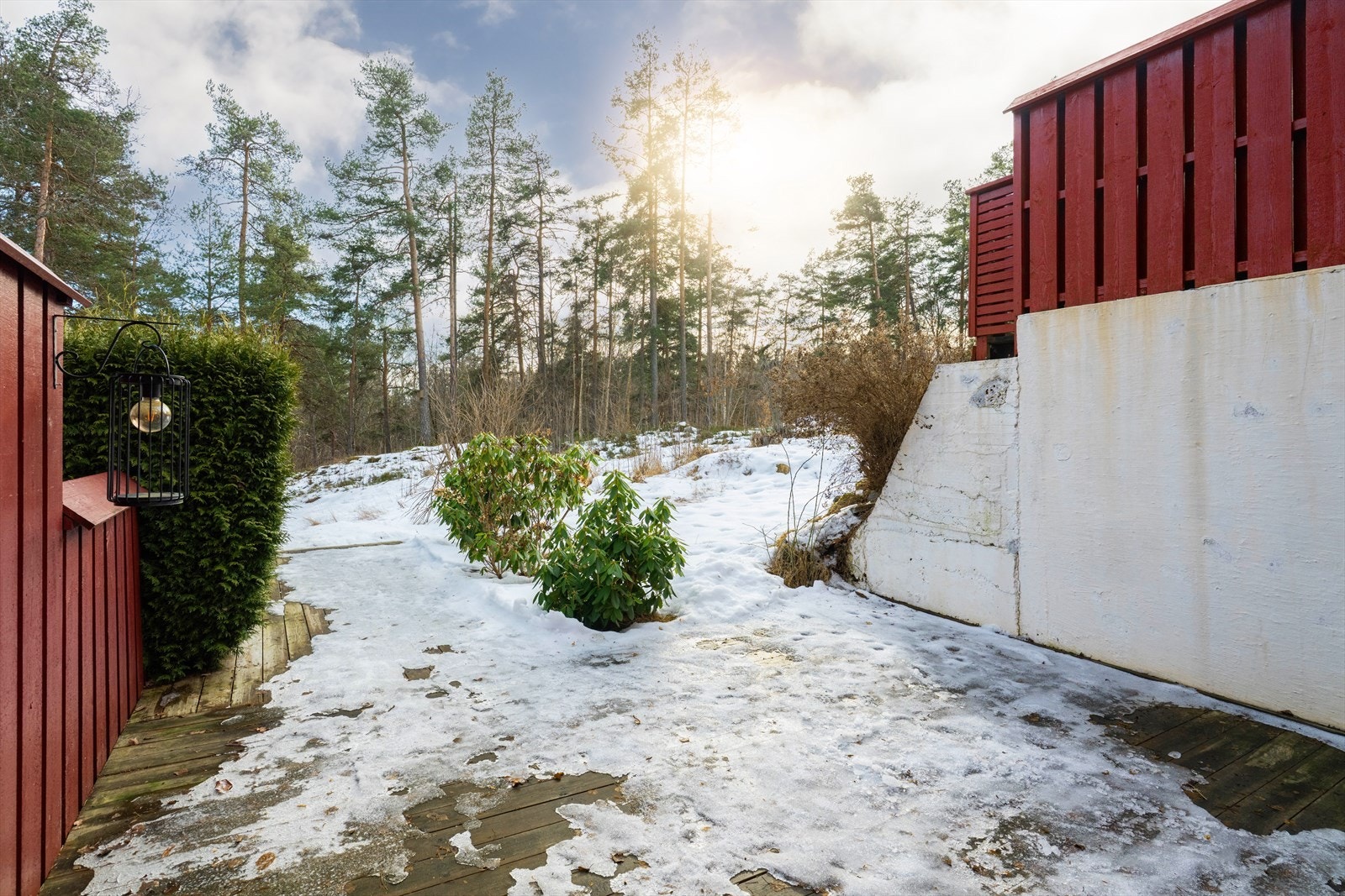 Sydvendt og lun terrasse med gode solforhold og uten innsyn. Galleribilde
