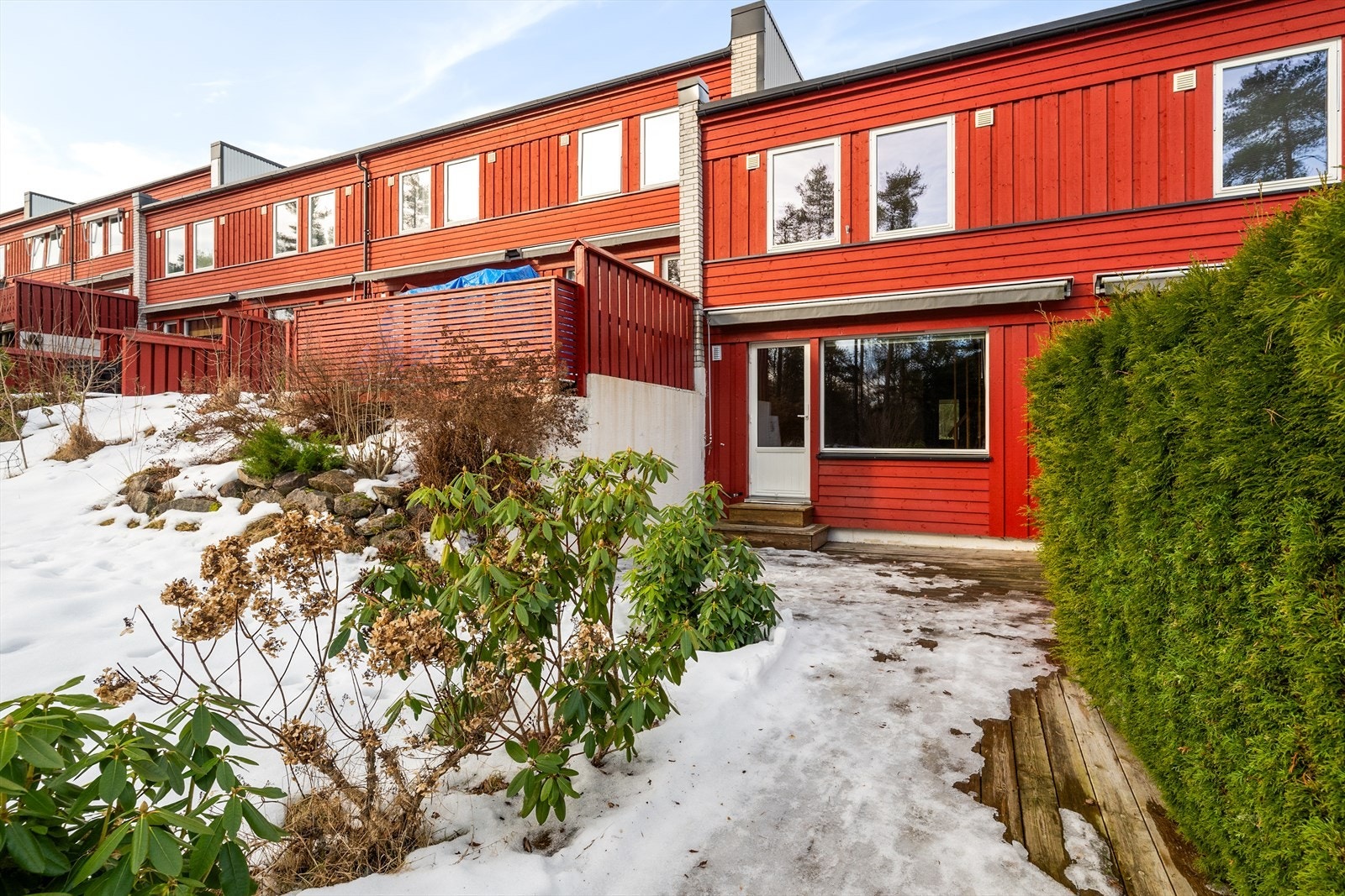 Det er levegger mot nabo, og hagedelen er pent innrammet med hekk på den ene siden og beplanting av buskvekster. Galleribilde