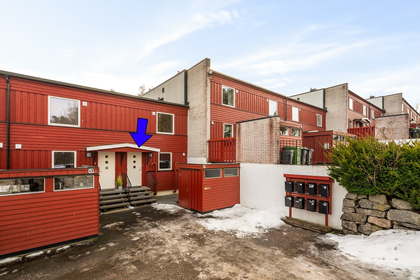 Rekkehuset ligger fint til i et attraktivt og veletablert boligområde på Gulset i Skien. Området er barnevennlig, og boligen ligger usjenert til i enden av blindvei uten gjennomgangstrafikk. Galleribilde