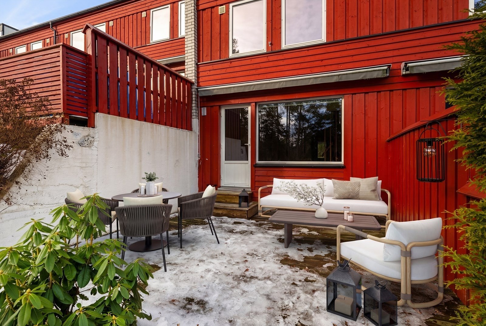 Sydvendt og solrik terrasse med terrassemarkise - lunt og usjenert. Bildet har digital styling og er en illustrasjon Galleribilde