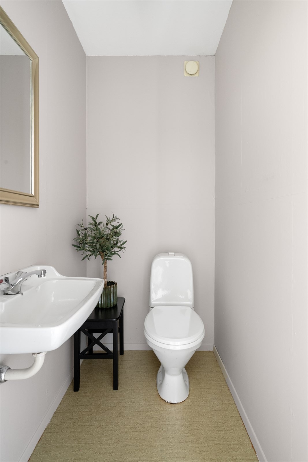 Boligen har separat toalettrom i 2. etg med belegg på gulv, malte plater på vegger og malt tak. Her er det frittstående toalett og vask på vegg. Galleribilde