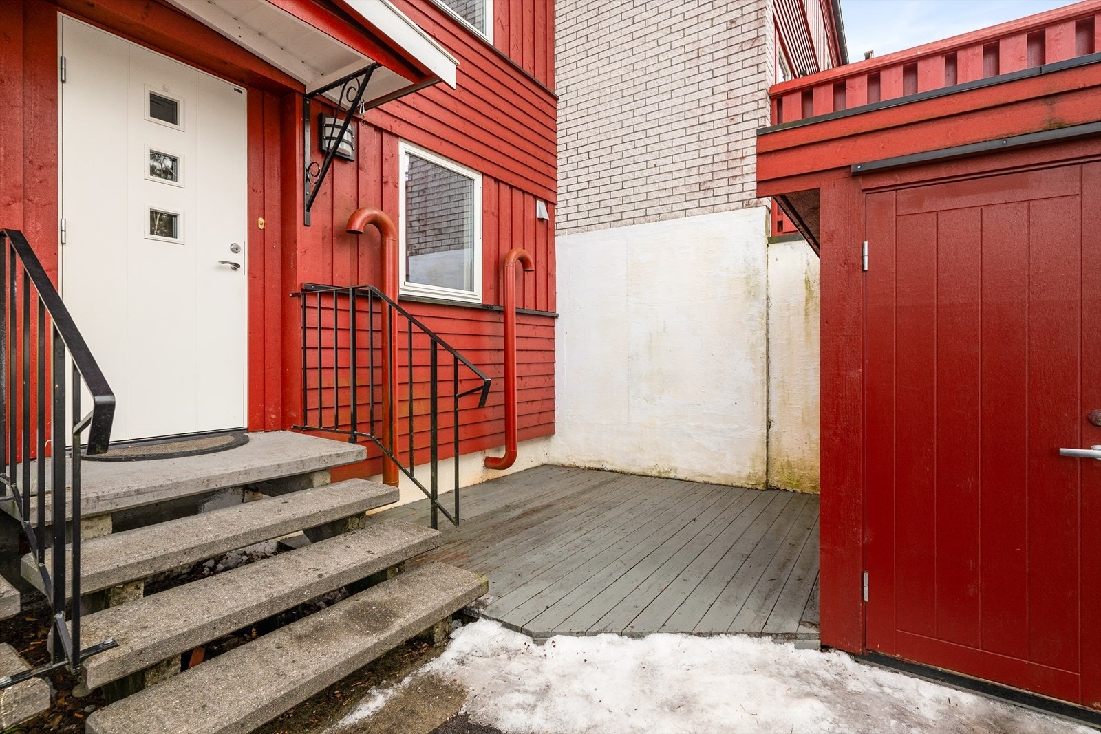 Det er også en lun og usjenert uteplass/terrasse ved inngangsparti og bod Galleribilde