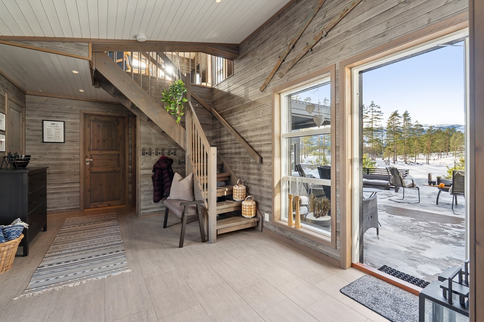 En nydelig åpen og lys sone ved inngangen. Galleribilde