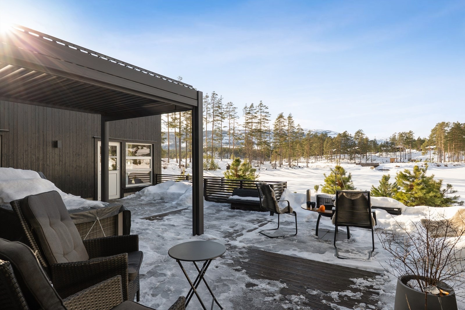 Lun og usjenert uteområde med pergola som beskyttelse mot sol og tradisjonelt sommervær. Galleribilde