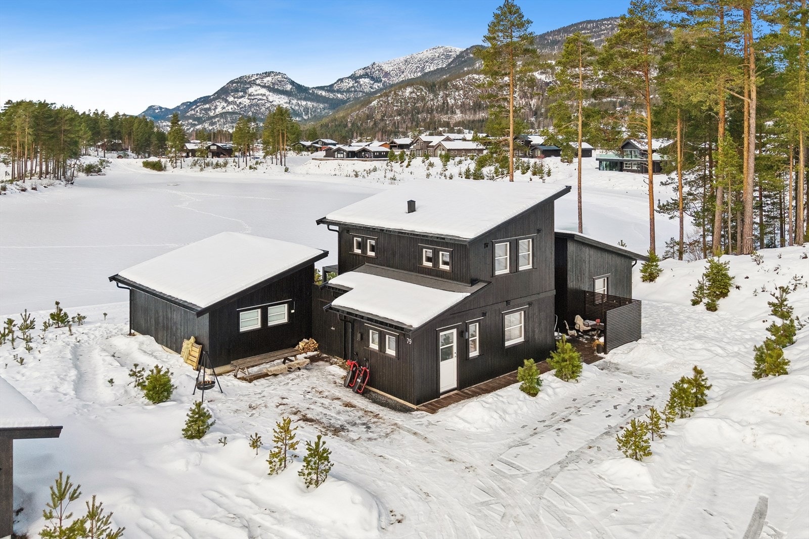 DNB Eiendom v/Veronika Bjønnes har gleden av å presentere en hytte med tilnærmet feilfri tilstandsrapport, perfekt beliggenhet og gjennomført fin stil. Perfekt hytte for deg som vil ha med venner og familie! Galleribilde