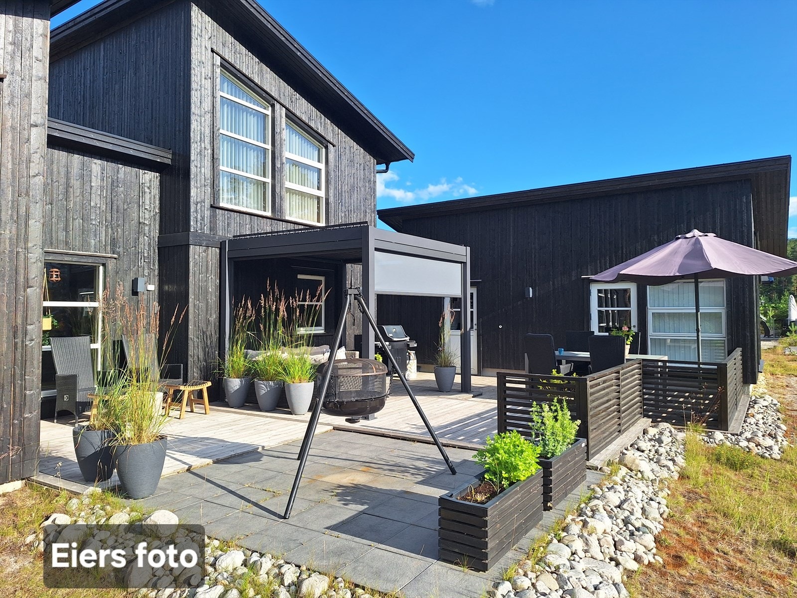 Sommerbilde av den nydelige uteplassen med utsikt mot tjernet. Galleribilde