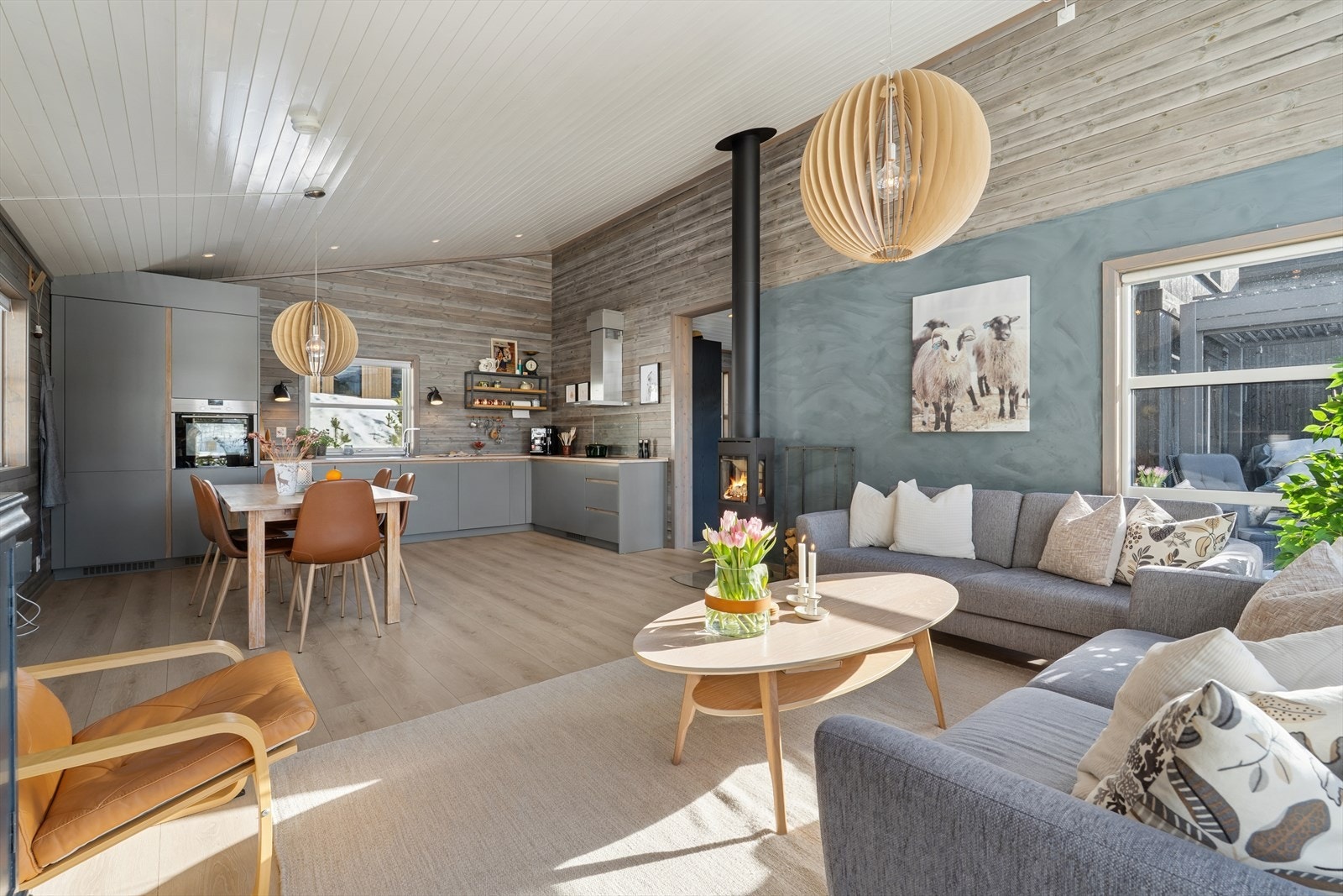 Hele hytta er innredet i samme nordiske stil med lune fargevalg og materialvalg. Galleribilde