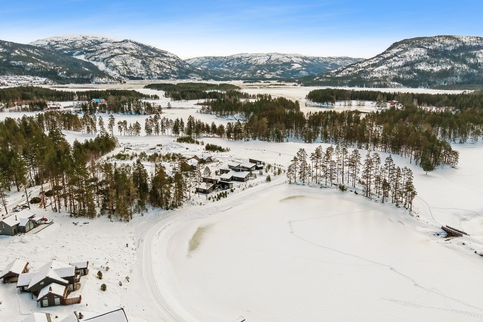 Vrådal kan tilby aktiviteter gjennom hele året. Sommer med golf, bading, båtliv og sykling og vinteren med alpint og langrenn. Når vinteren tillater det, er det oppkjørte skiløyper på golfbanen også. Galleribilde