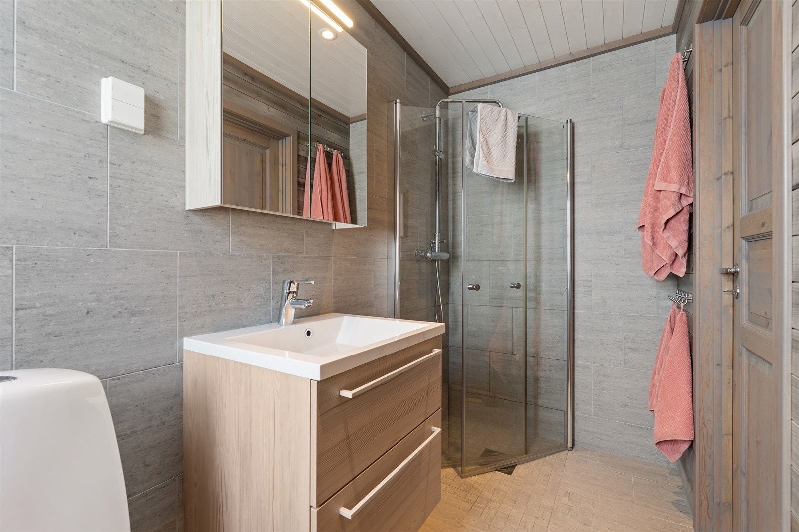 Det minste badet har adkomst via hovedsoverommet. Galleribilde
