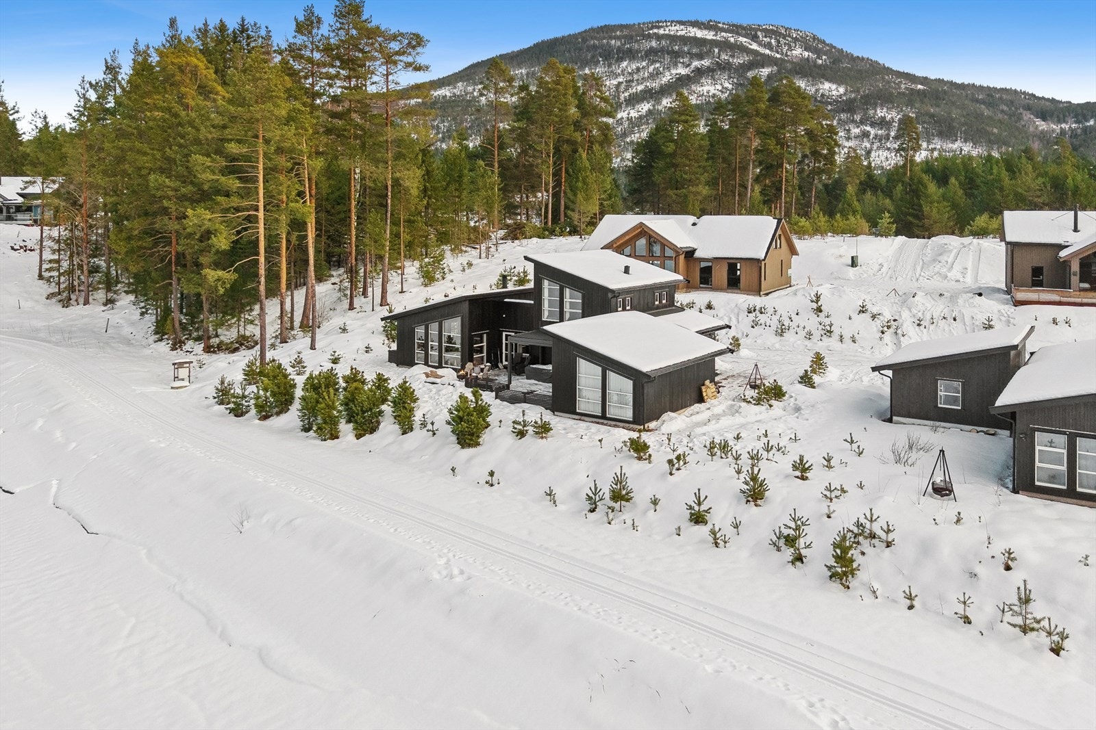 Gangavstand til hull 1 på Vrådals vakre golfbane, båthavn, tennisbane og bademuligheter. En hytte som må sees! Legg merke til skisporet rett på nedsiden av hytta! Perfekt helårsdestinasjon. Galleribilde