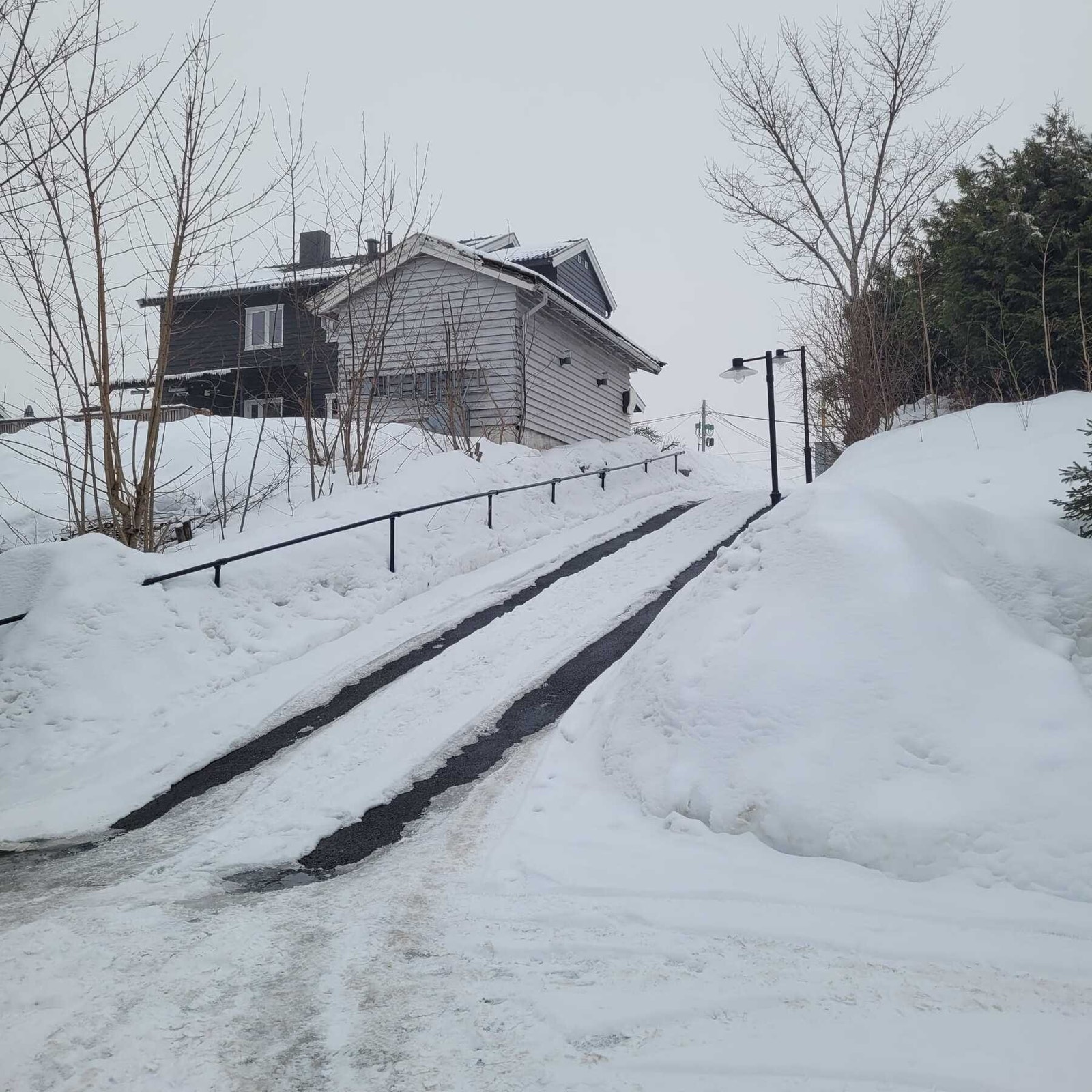 Nedkjøringen til tomten viser varmekablene som varmer opp sporet i veien. Galleribilde