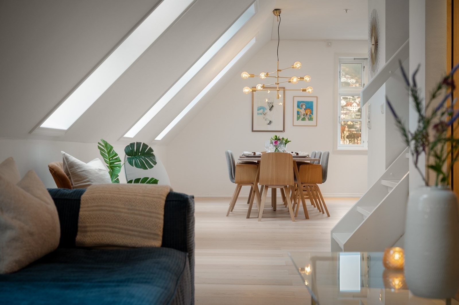 - De generøse vindusflatene vendt mot ulike himmelretninger sørger for en luftig romfølelse - Galleribilde