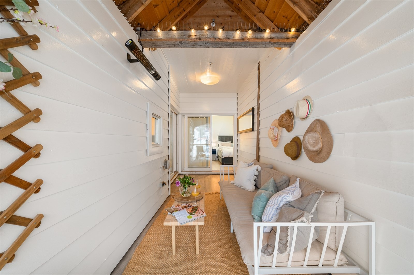 - Historisk preg med gamle tømmervegger i kontrast til nye og moderne overflater - Galleribilde