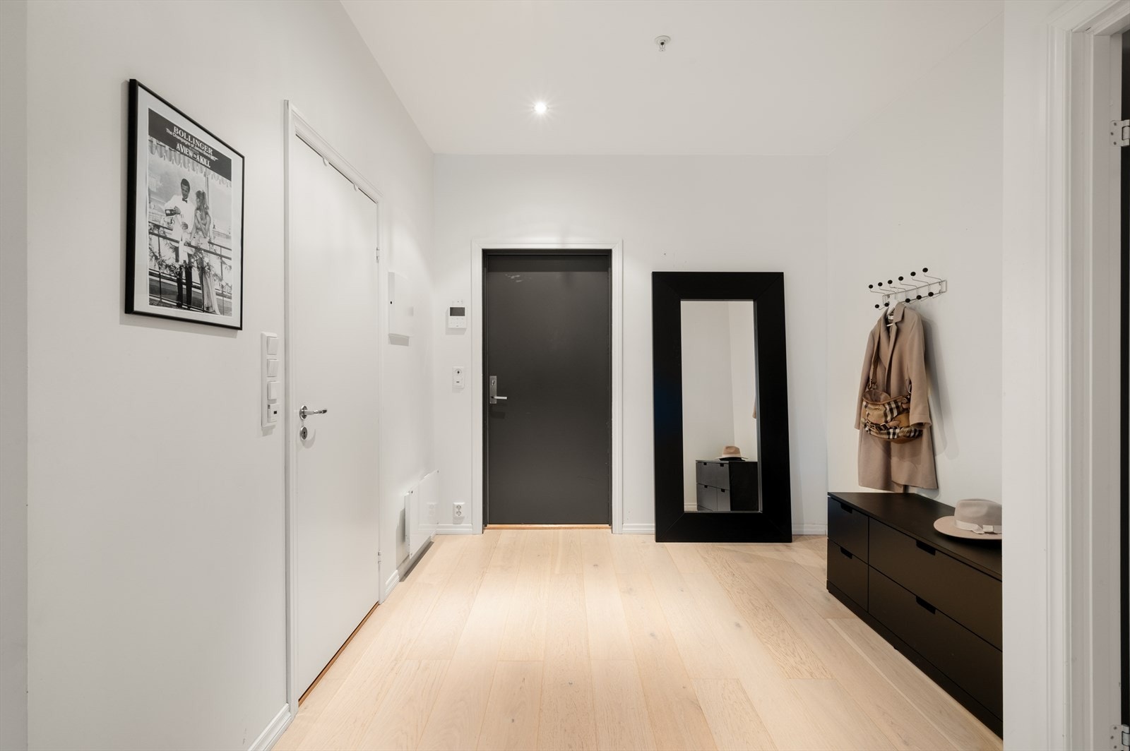 - Entréen er lys og innbydende med god plass til ønsket oppbevaringsløsning - Galleribilde