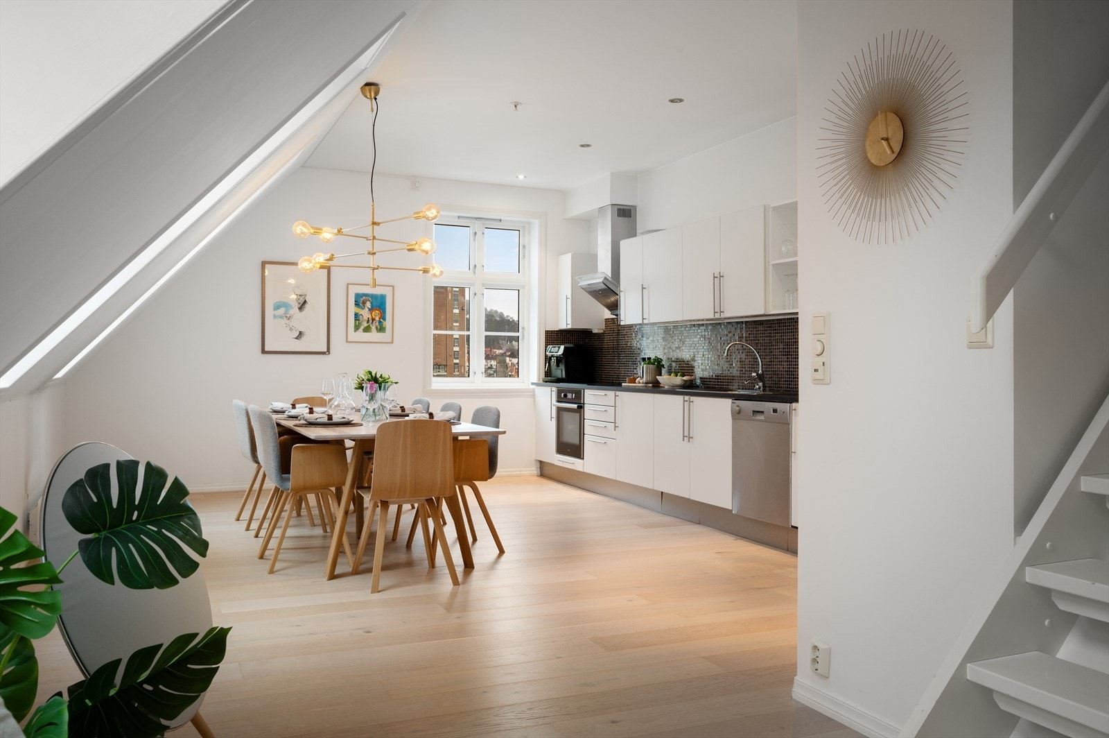 - God plass til spisegruppe av ønsket størrelse i naturlig tilknytning til kjøkkenet - Galleribilde