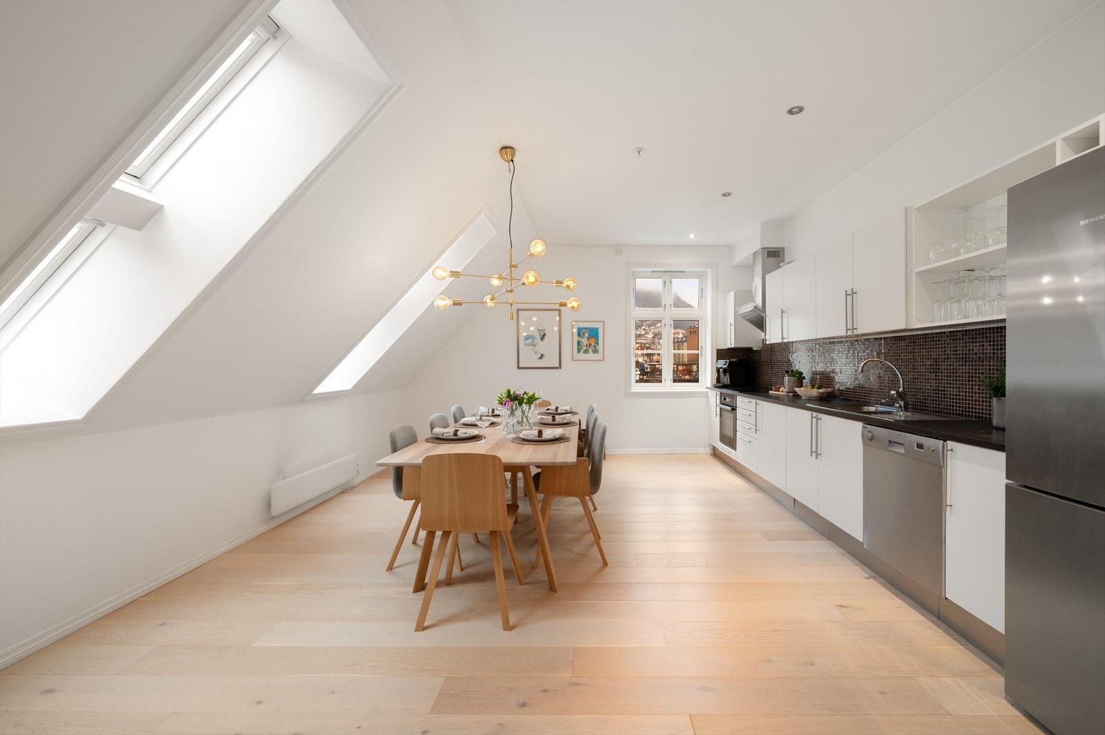 - Delvis åpen løsning mot kjøkken på 23,6m² - Galleribilde